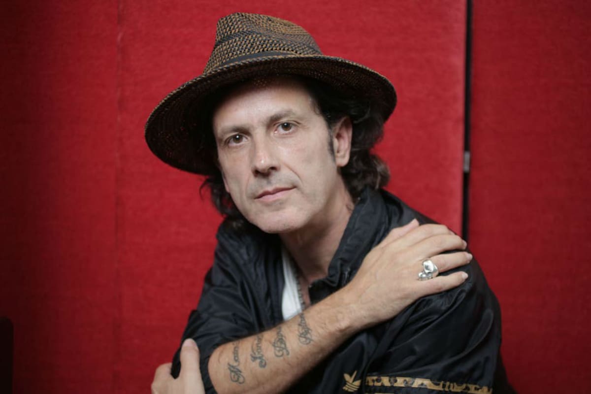 El músico vivió un mal momento con su banda en Formosa, cuando el vehículo en el que viajaban perdió una rueda y se fue a la banquina