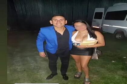 El músico y edil Juan José Piedrabuena actuó en el casamiento narco y se sacó fotos con los invitados