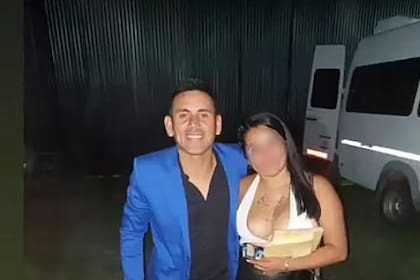 El músico y edil Juan José Piedrabuena actuó en el casamiento narco y se sacó fotos con los invitados