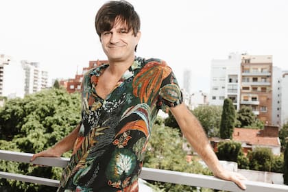 El músico y periodista posa en el balcón de su
departamento de Núñez.