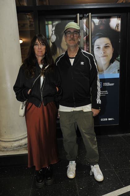 El músico y productor Tweety González participó del evento acompañado de su pareja y fue uno de los invitados musicales destacados de la velada.