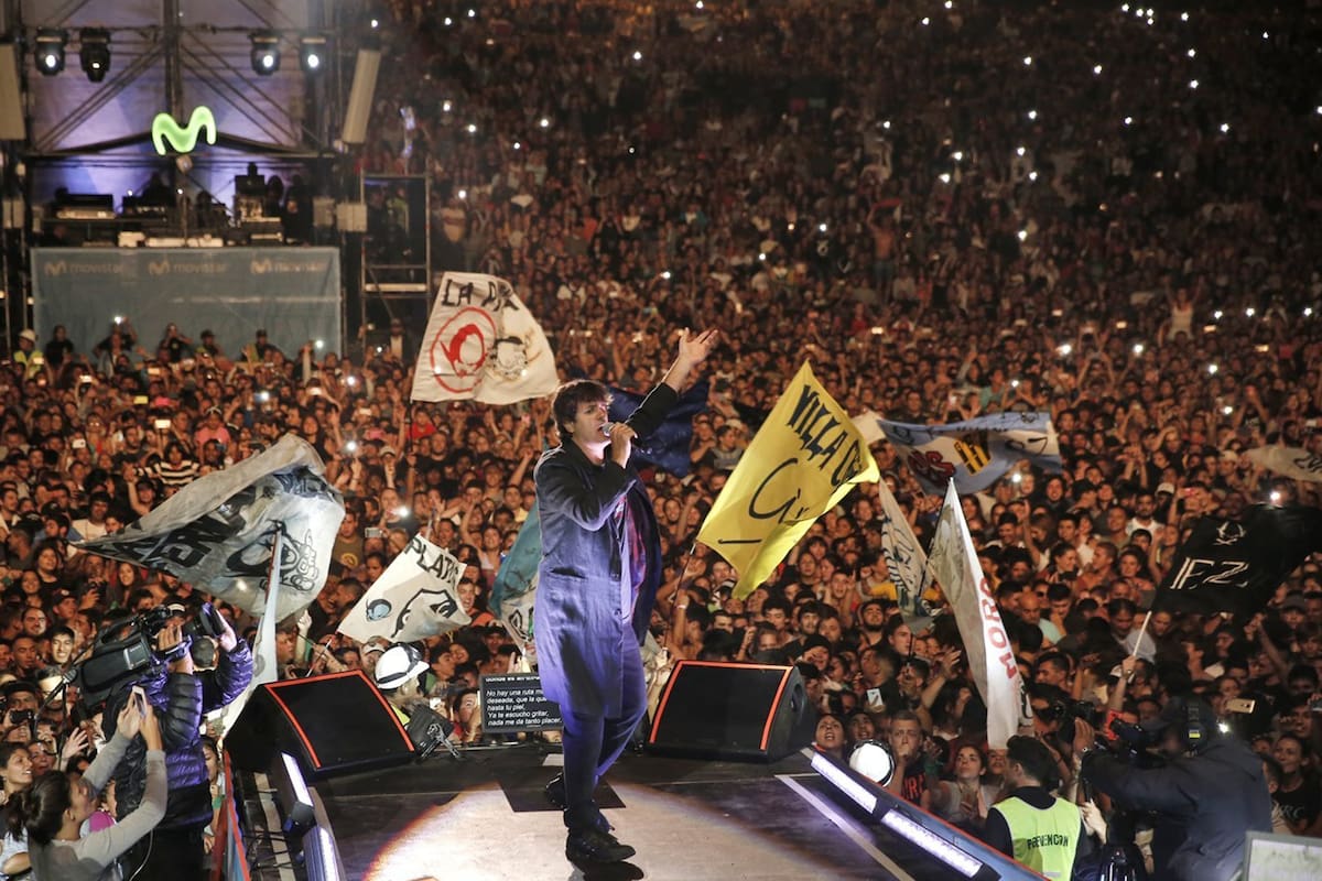 El músico y su banda, en un escenario de espaldas al mar