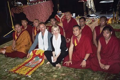 El músico y
su mujer con los monjes del
monasterio de Tashi Lhunpo,
en Tíbet.