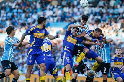 El muy goleador Racing recibirá al inestable Boca en el tardío cierre del día del Apertura; el visitante ya carga una década sin triunfos por torneos locales en el Cilindro de Avellaneda.