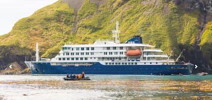 El MV Hondius llegó al puerto de Praia, en Cabo Verde, pero las autoridades no permitieron el desembarco de los pasajeros por el brote de hantavirus a bordo