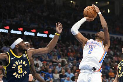 El MVP de la NBA, Shai Gilgeous-Alexander, de Oklahoma City Thunder, lanza frente a Jarace Walker, de Indiana Pacers; la final de la NBA será al mejor de siete partidos.