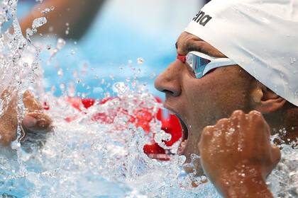El nadador Ahmed Hafnaoui, de Túnez asombró al mundo del deporte con su oro.