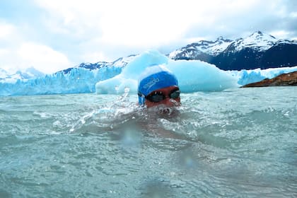 El nadador argentino Matías Ola en aguas del Lago Argentino, frente al Glaciar Perito Moreno