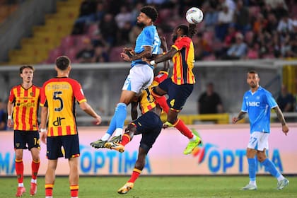 El Napoli vence a Lecce entre bengalas y retrasos y se acerca al título de la Serie A