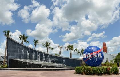El NASA Kennedy Space Center Visitor Complex está organizado en cinco Zonas de Misión, donde los recorridos se agrupan según diferentes períodos históricos