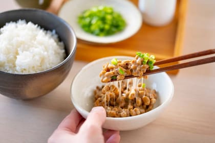 El natto se puede comer con arroz, palta o salsa de soja
