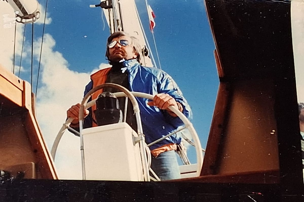 El navegante mendocino al timón, en una travesía por aguas abiertas; su vínculo con el mar se extiende por más de cuatro décadas