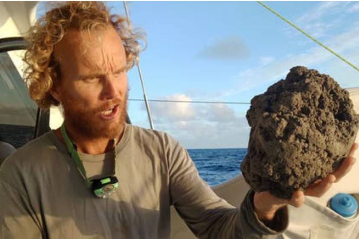 El navegante Michael Hoult fue uno de los primeros en reportar sobre la masa volcánica
