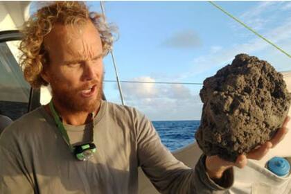 El navegante Michael Hoult fue uno de los primeros en reportar sobre la masa volcánica