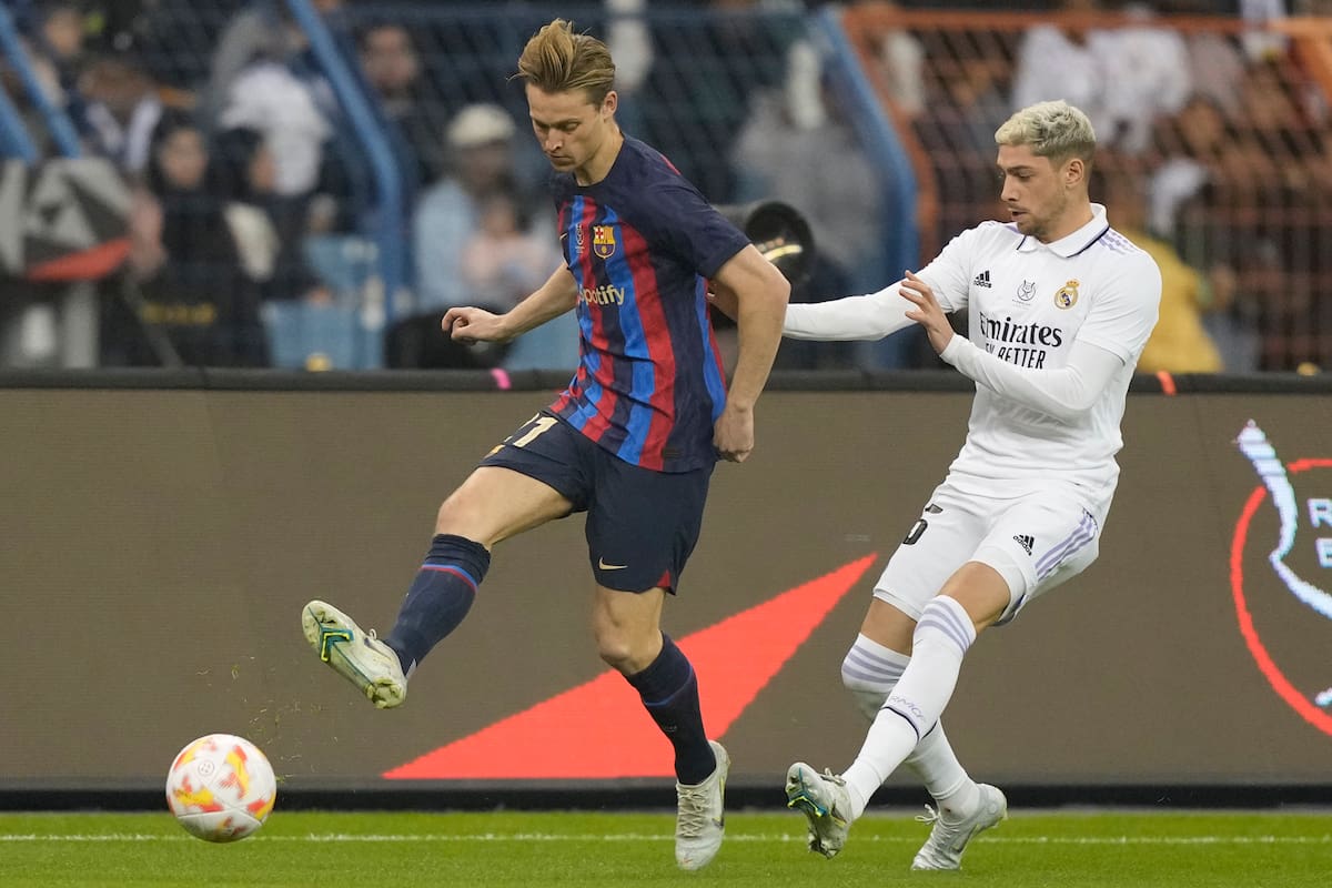 El neerlandés Frenkie de Jong pasa la pelota ante la marca del uruguayo Federico Valverde en la final de la Supercopa de España