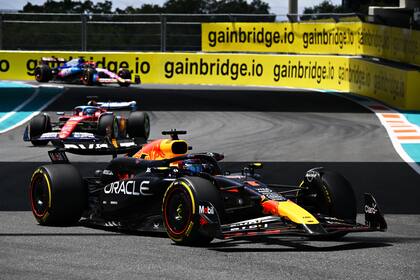 El neerlandés Max Verstappen acumula siete pole positions consecutivas y partirá delante del resto este domingo en el Gran Premio de Miami de Fórmula 1, con la amenaza de los dos Ferrari inmediatamente detrás.