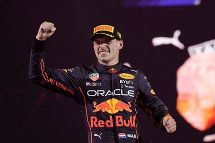 El neerlandés Max Verstappen celebra luego de haber ganado en una definición apasionante con su Red Bull