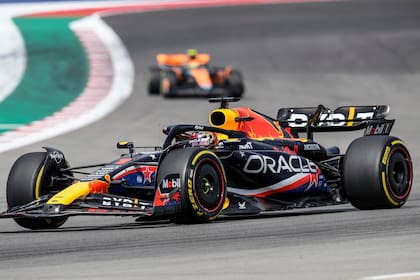 El neerlandés Max Verstappen circula con su Red Bull pintado especialmente para el Gran Premio de Estados Unidos de Fórmula 1, con el diseño de un rosarino.