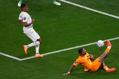 El neerlandés Memphis Depay se esfuerza para alcanzar la pelota durante el partido entre Países Bajos y Qatar
