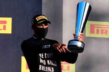 Lewis Hamilton afronta la chance de ser sancionado por haber vestido en el podio de Mugello una prenda que contenía un mensaje de posible implicación política.