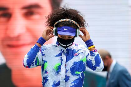 Osaka, la campeona del torneo neoyorquino de Grand Slam, con el ausente Roger Federer como fondo.