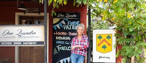 En un pueblo de 150 habitantes, se convirtió en un clásico y solo recibe con reserva