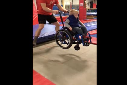 El nene cumplió su sueño de saltar en una cama elástica