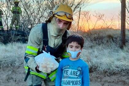 El nene usó el dinero que le había traído el Ratón Pérez cuando se le cayó un diente. En su remera se lee "Somos los campeones" y Lorenzo lo es