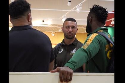 El neozelandés Ardie Savea, el australiano Quade Cooper y el sudafricano Siya Kolisi, en un video que publicaron los All Blacks, y que omite a los Pumas, en el viaje de Townsville a Gold Coast