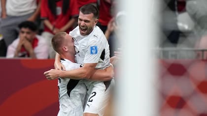 El neozelandés Finn Surman selebra su gol con su compañero Tim Payne durante el partido del Grupo G de la Copa Mundial contra Egipto en Vancouver (Darryl Dyck/The Canadian Press vía AP)
