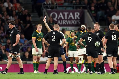 El neozelandés Scott Barrett se va expulsado luego de recibir por segunda vez la tarjeta amarilla en el primer tiempo del partido frente a Sudáfrica en Twickenham, el peor en la historia del rugby de Nueva Zelanda en cuanto a amplitud de derrota.