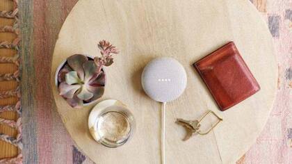 El Nest Mini está disponible en dos colores, el chalk y charcoal