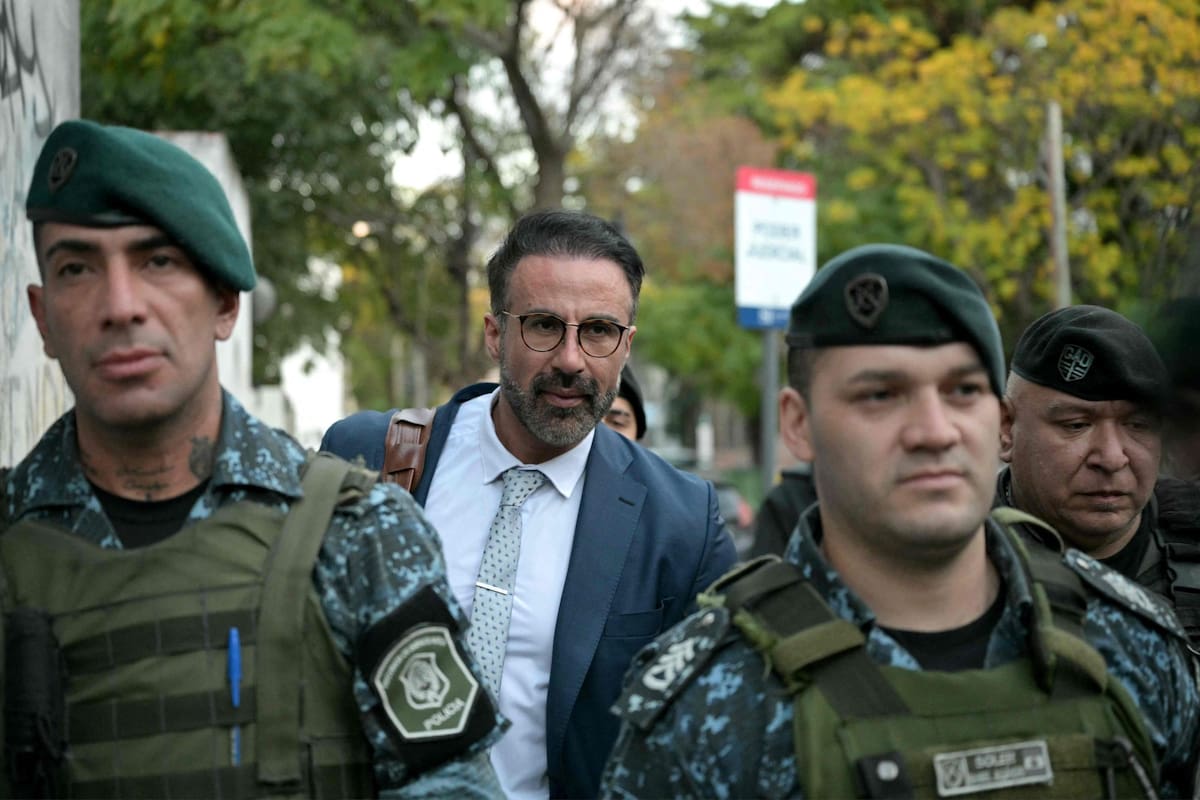 El neurocirujano Leopoldo Luque, al ingresar en los tribunales de San Isidro