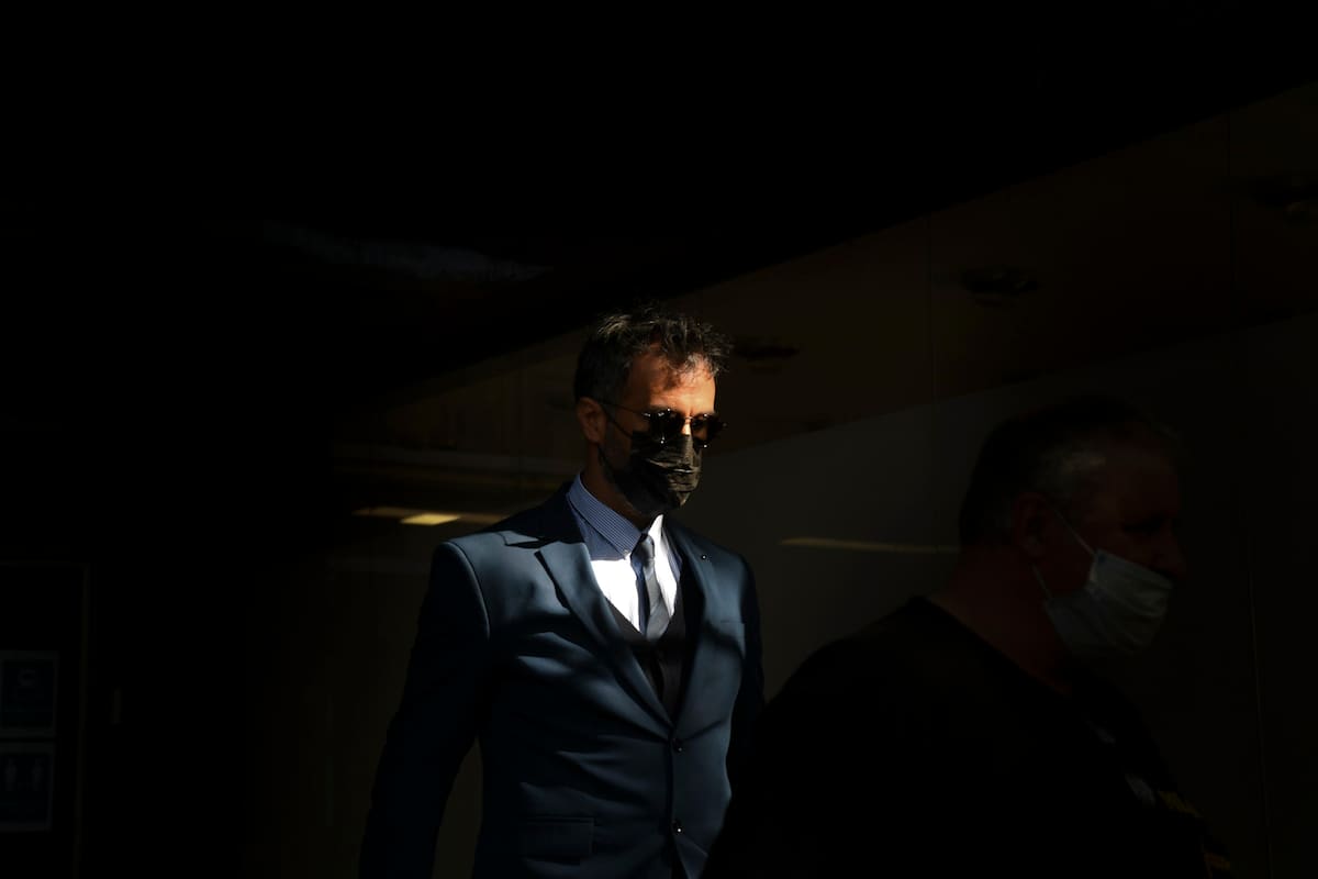 El neurocirujano Leopoldo Luque al retirarse de los tribunales de San Isidro