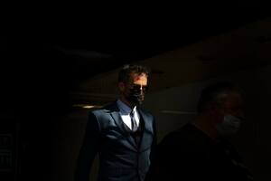 El neurocirujano Leopoldo Luque al retirarse de los tribunales de San Isidro