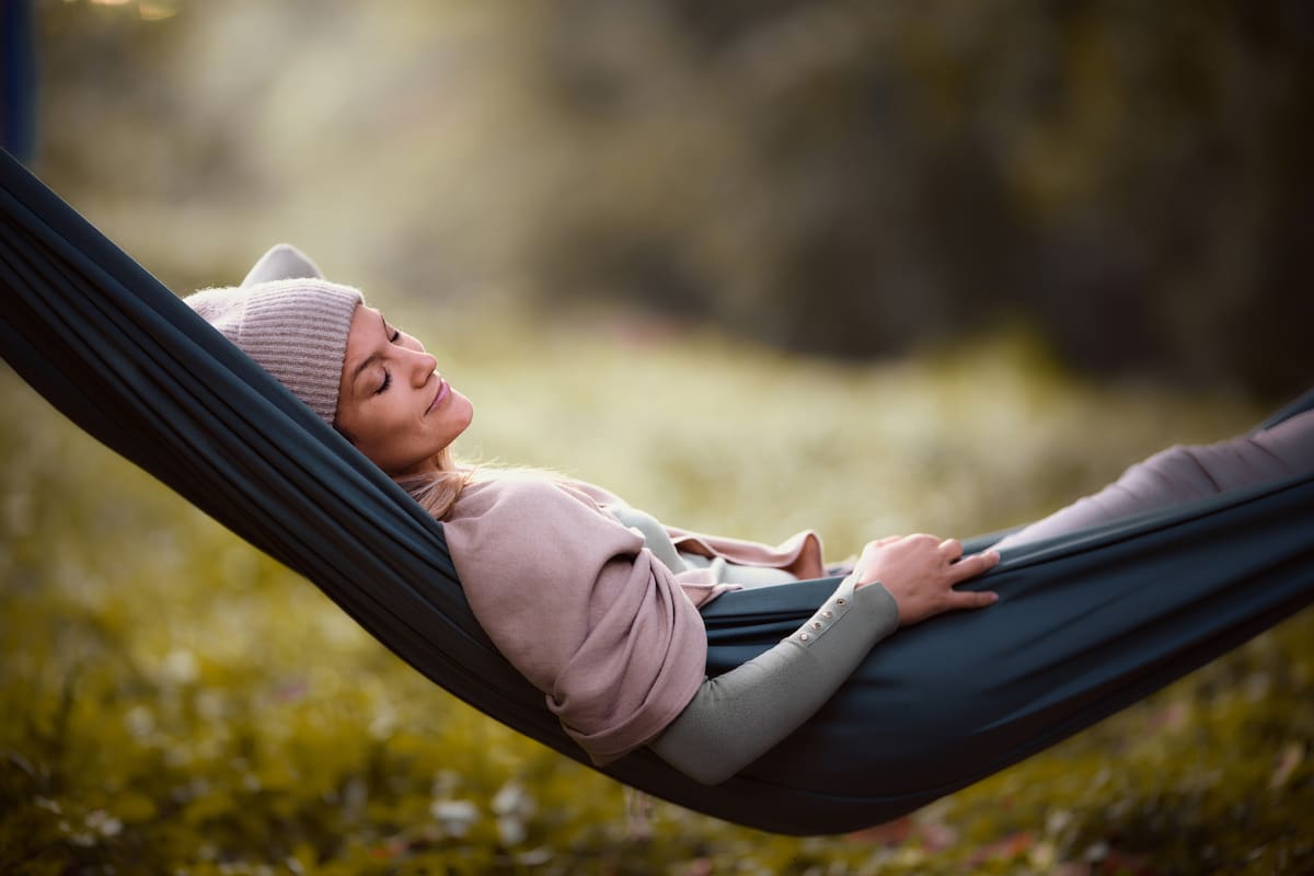 El neurólogo desaconseja el uso de siestas prolongadas como mecanismo para compensar una deuda de sueño acumulada durante la semana laboral, pues esto puede alterar el ritmo circadiano
