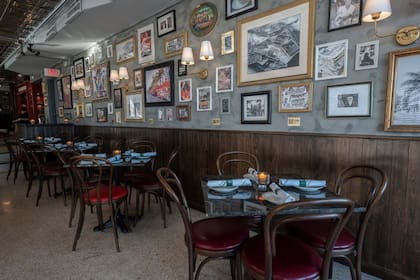 El News Cafe, ubicado en Ocean Drive, tiene espacio para 350 comensales