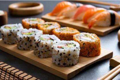 El NHS considera seguro ingerir el pescado crudo en platos como el sushi pues, dicen, la mayoría está hecho con "peces de cultivo"