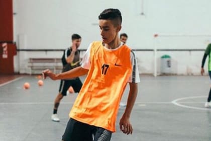 El nieto de Luis Alberto Spinetta comparte la pasión por River con su abuelo y juega en Aldosivi.