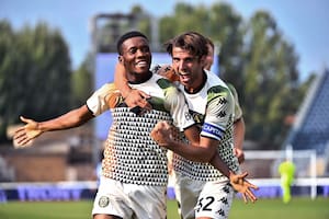El nigeriano David Okereke festeja su obra de arte junto al capitán de Venezia, Pietro Ceccaroni, en el 2-1 ante Empoli, por la Serie A de Italia