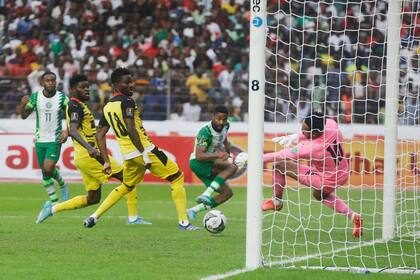 El nigeriano Frank Onyeka remata a puerta en el partido contra Ghana por las eliminatorias del Mundial, el martes 29 de marzo de 2022, en Abuja. (AP Foto/Sunday Alamba)