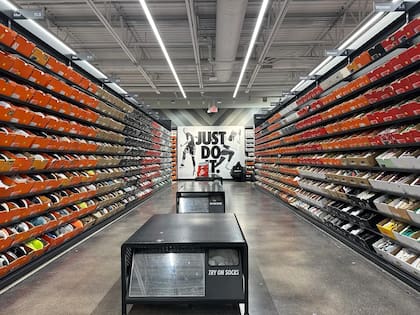 El Nike Clearance Store es una de las tiendas más destacadas dentro de este outlet
