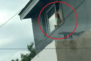 El niño caminó por unos momentos al borde de una ventana en Córdoba.