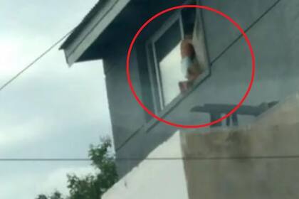 El niño caminó por unos momentos al borde de una ventana en Córdoba.