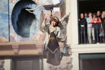 El niño de 7 años, Diego Marton, protagoniza la ceremonia de la bajada del Ángel, el 9 de abril de 2023, en Tudela, Navarra, España