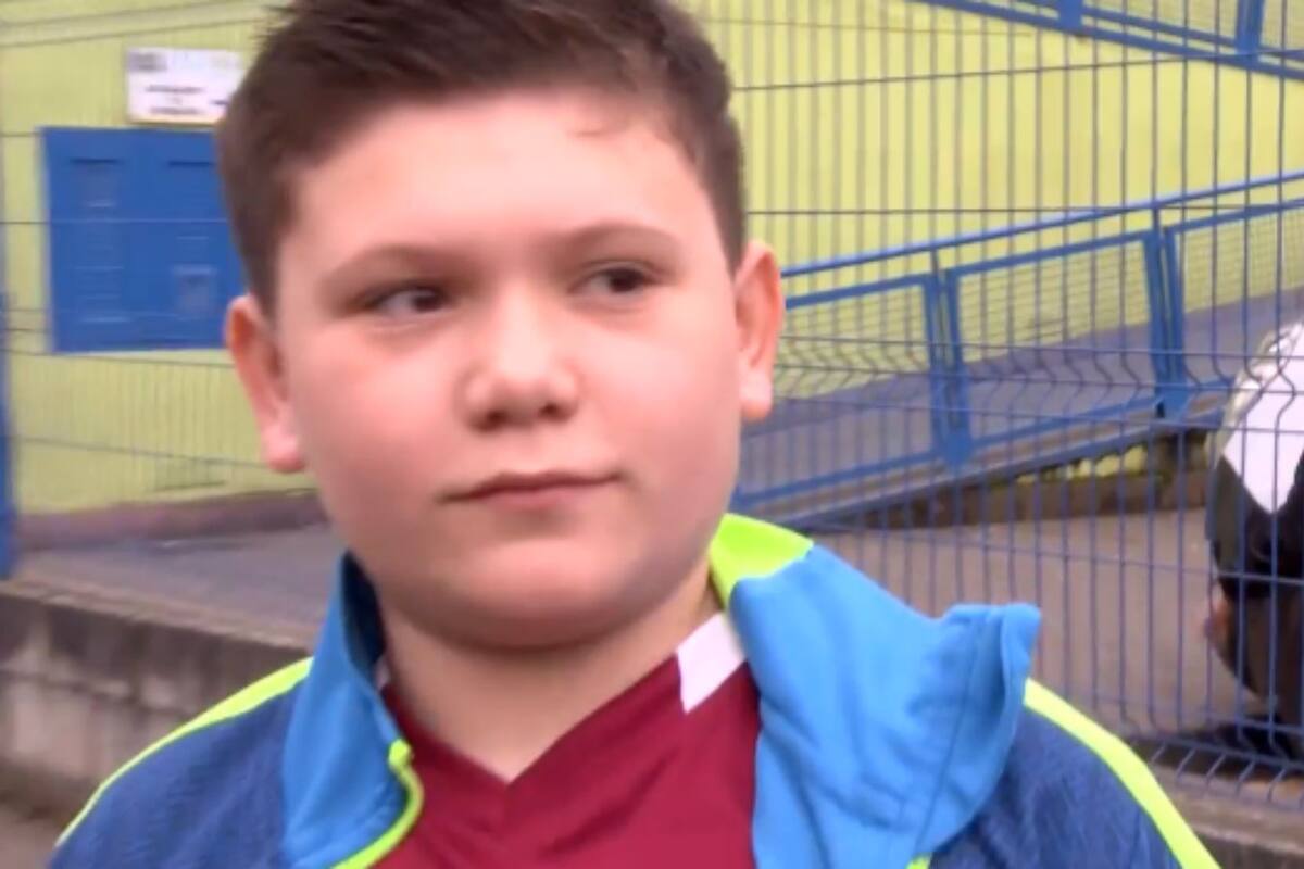 El niño de un equipo español se cansó de escuchar las agresiones a la jueza y reaccionó con un gesto para silenciar a la tribuna