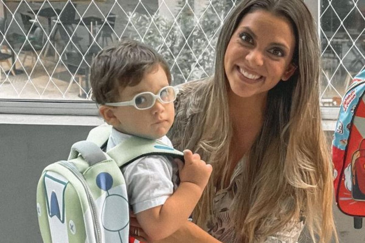 El niño debe usar anteojos y un parche para corregir el "ojo vago"
