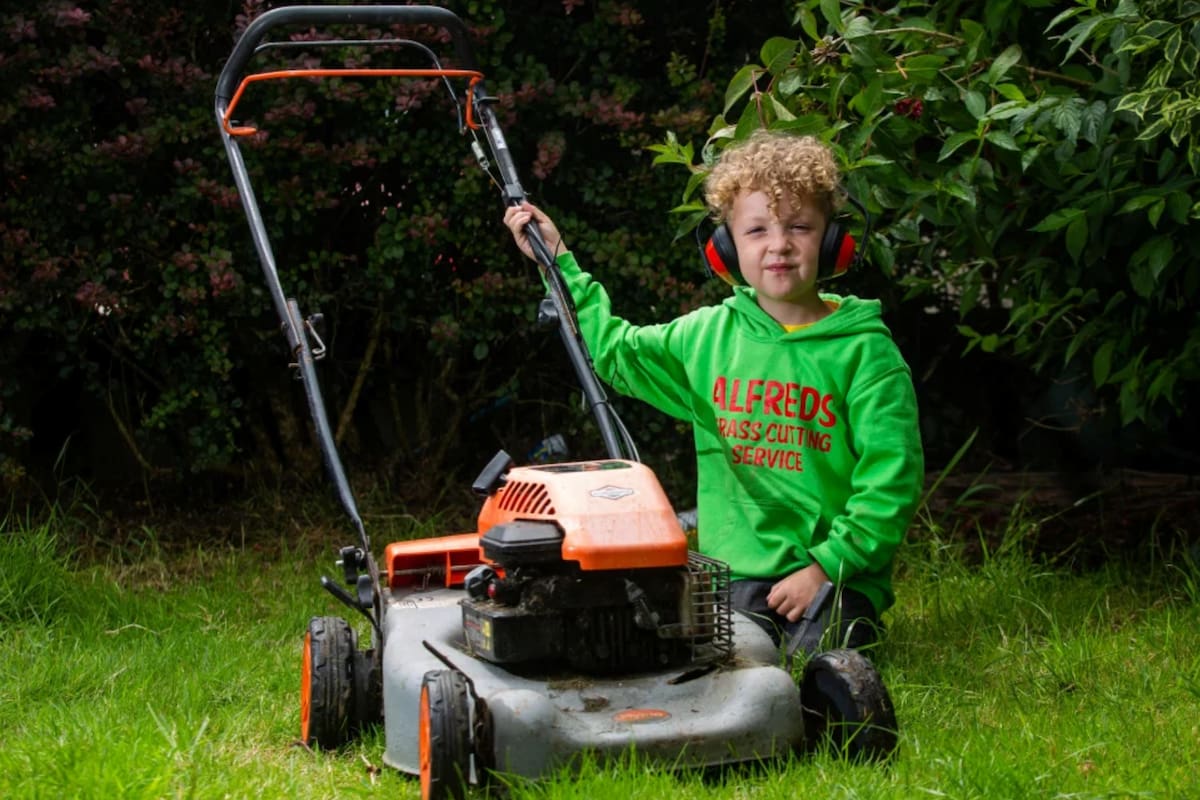 El niño decidió fundar un emprendimiento de servicios de jardinería