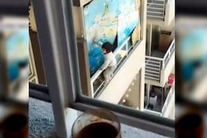 El niño fue grabado mientras caminaba del lado de afuera del piso 21 de un departamento en el que funcionaba una guardería clandestina