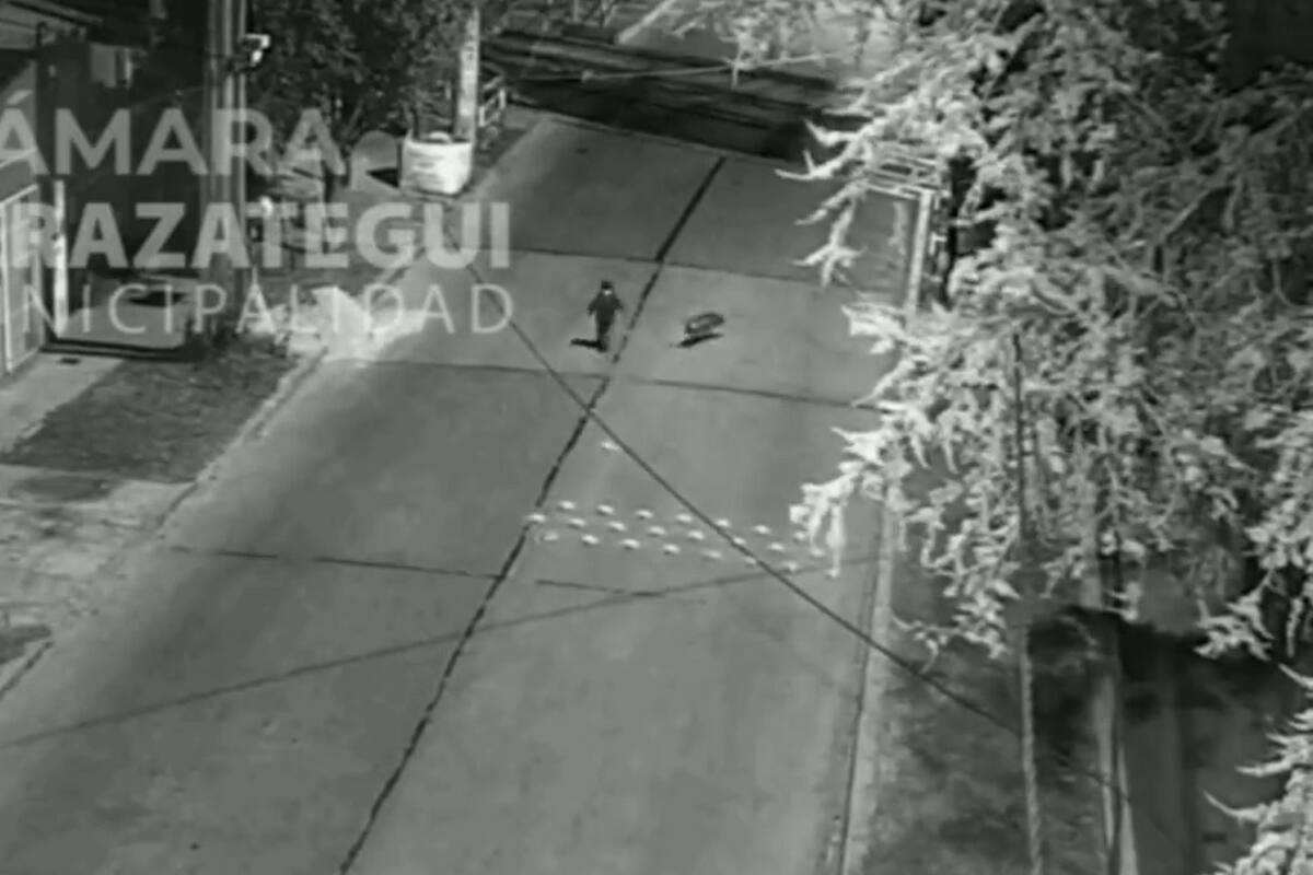 El niño fue rescatado por la Policía tras escarpar de su casa y cruzar las vías del tren en Berazategui